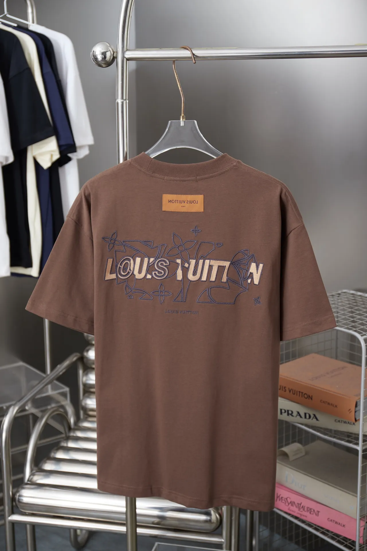 🅿️180 1V 25SS early spring new style short sleeves with embroidered letters, light luxury, a must-have item for daily commuting for men and women, correct version, welcome to compare, detailed features · 320g 100% pure cotton double yarn jersey fabric · Custom dyed in the same cylinder, special thickening 32 pieces, double-strand 1X1 thread · Imported Tajima machine embroidery with various techniques to embroider the letter logo · Double needle stitching across the seam process · Original main mark, washed tag, brand moisture-proof paper packaging Color: black/white/brown Size: S/M/L/XL